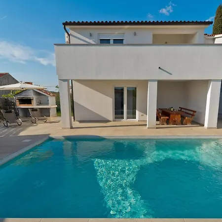 Villa Luka With Private Pool Near Pula