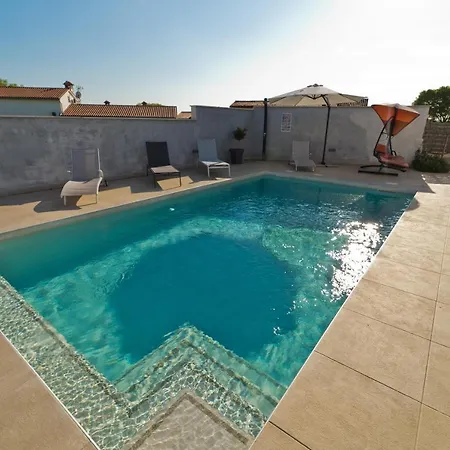 Luka With Private Pool Near Pula