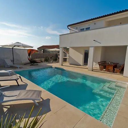Villa Luka With Private Pool Near Pula