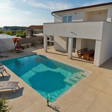 Luka With Private Pool Near فيلة