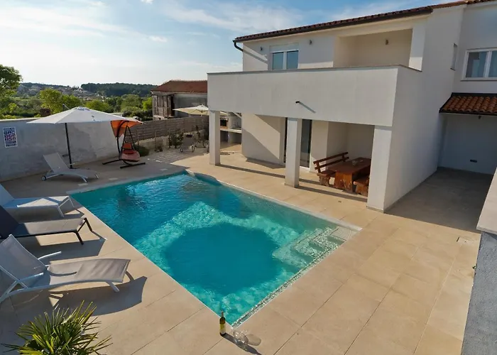 Luka With Private Pool Near 别墅