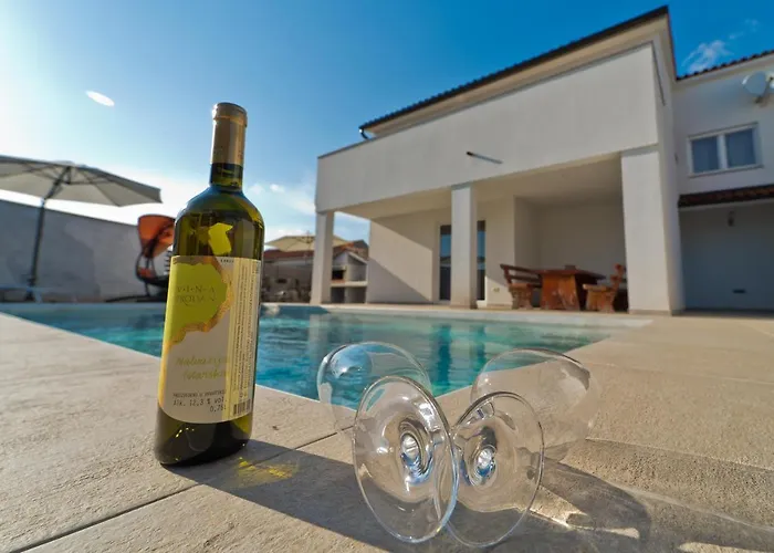 Luka With Private Pool Near 普拉