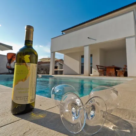 Luka With Private Pool Near Пула