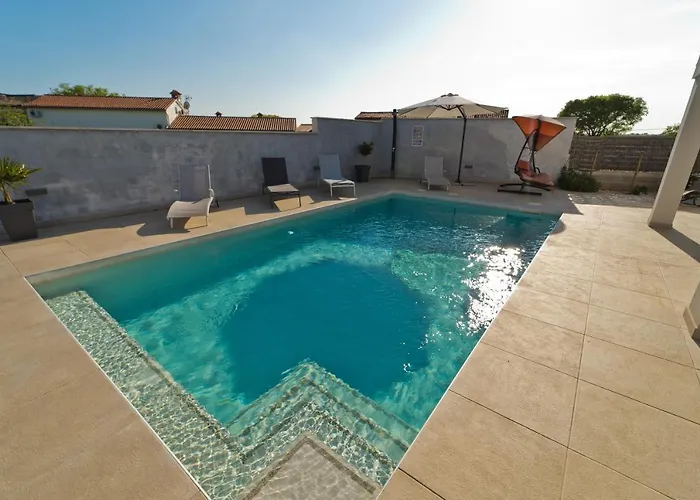 Luka With Private Pool Near Pula
